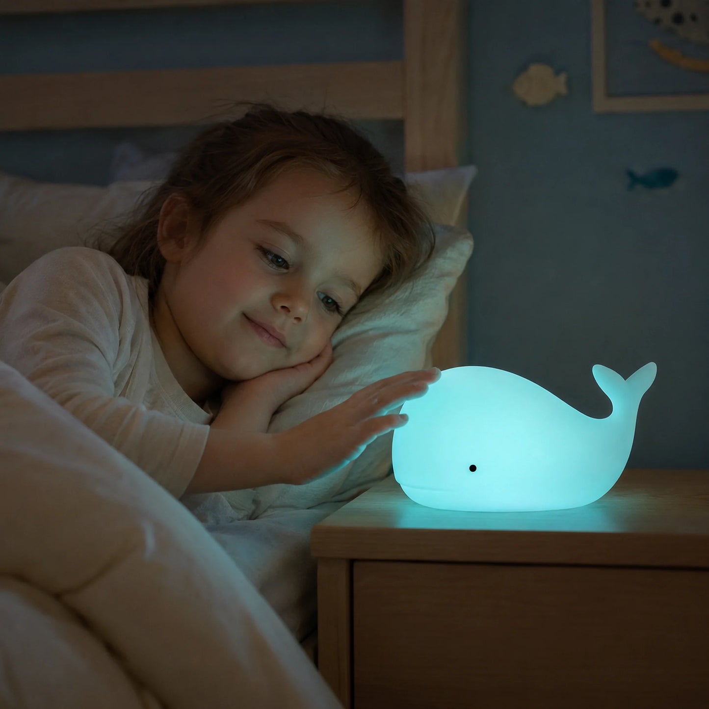 veilleuse baleine enfant touche la veilleuse