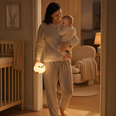 veilleuse bebe dans les bras de maman