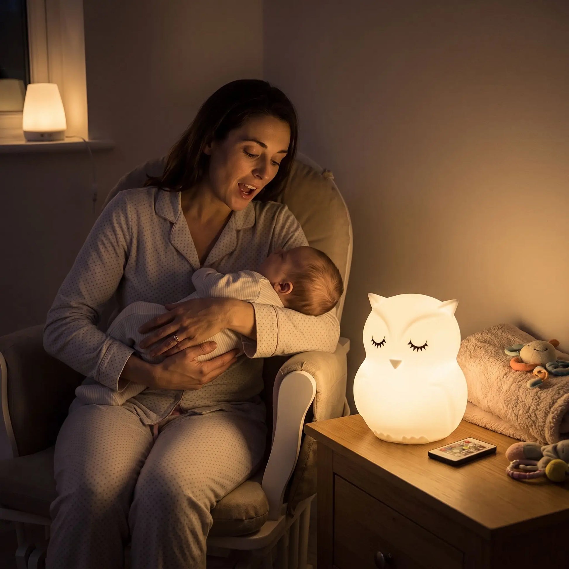 veilleuse bebe maman berce son bebe en chantant