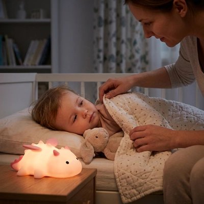 Veilleuse bébé Maman bordant son enfant avec la veilleuse allumée
