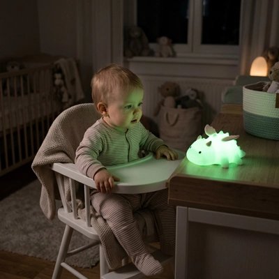 Veilleuse bébé observant une veilleuse verte dans sa chambre