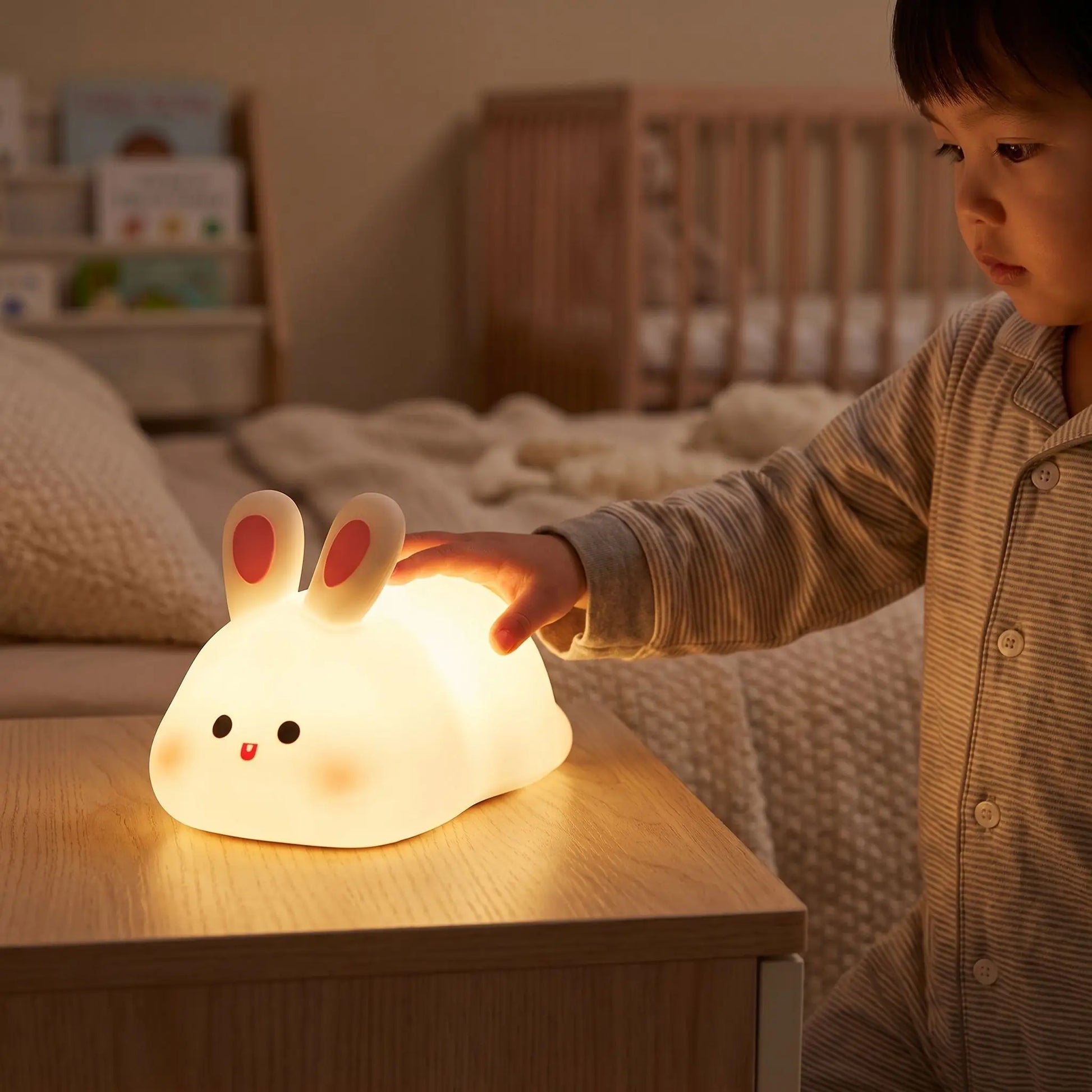 veilleuse lapin enfant joue avec la veilleuse