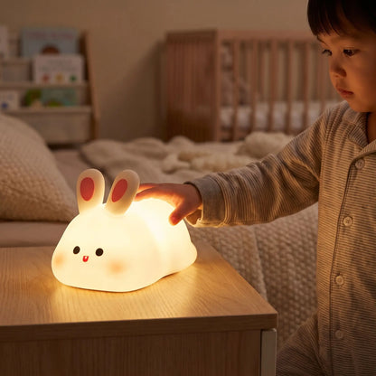 veilleuse lapin enfant joue avec la veilleuse