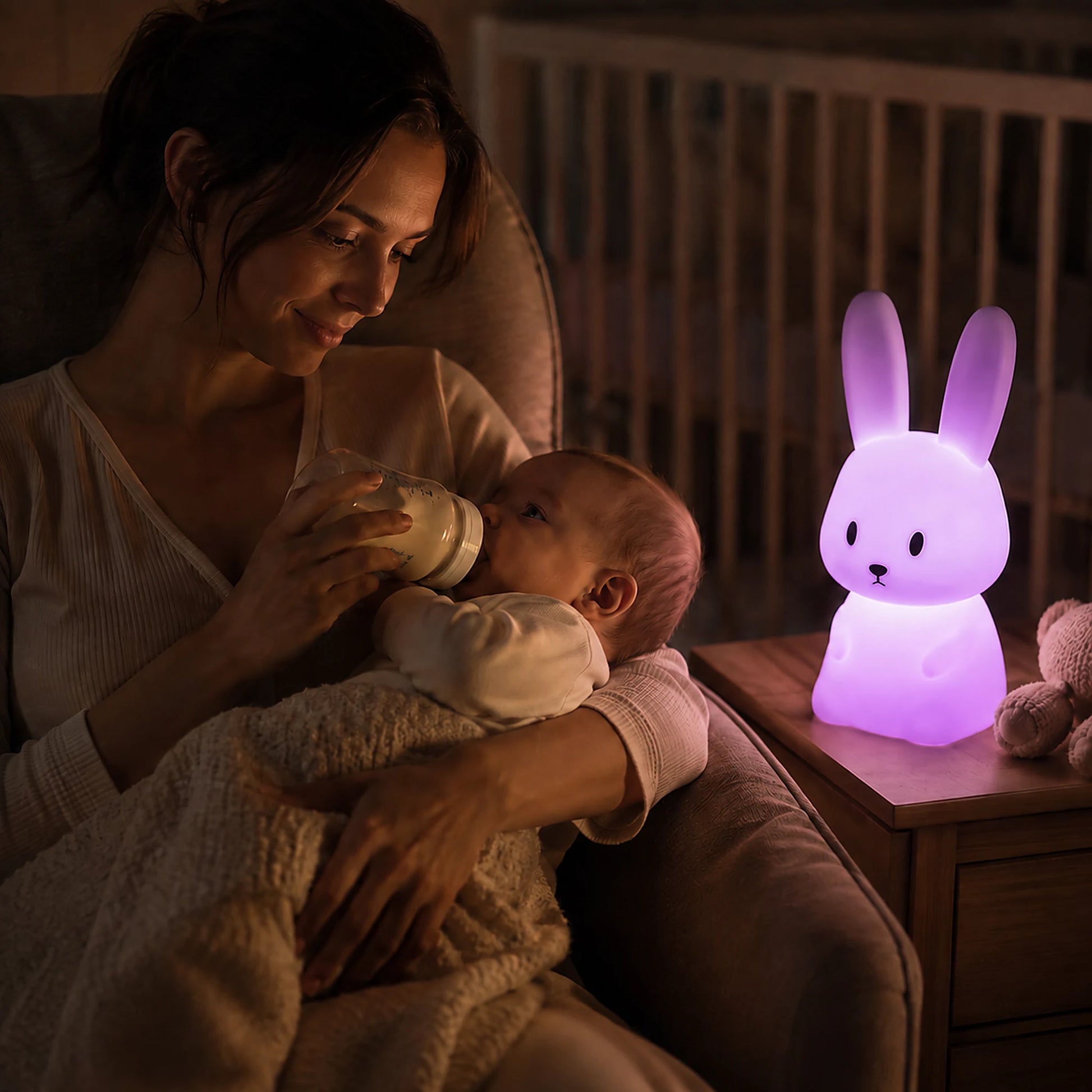 veilleuse lapin maman nourrit bébé
