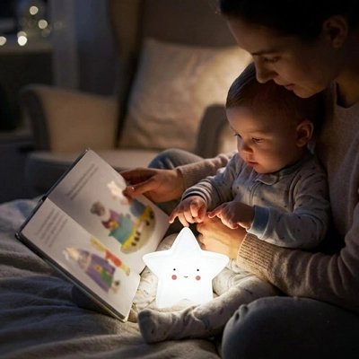 Veilleuse Parent lisant une histoire à son bébé